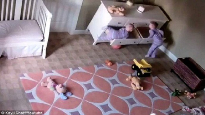 Απίστευτο βίντεο δείχνει ένα έπιπλο να πέφτει και να πλακώνει ένα μωρό που σώζεται από τον δίδυμο αδερφό του!